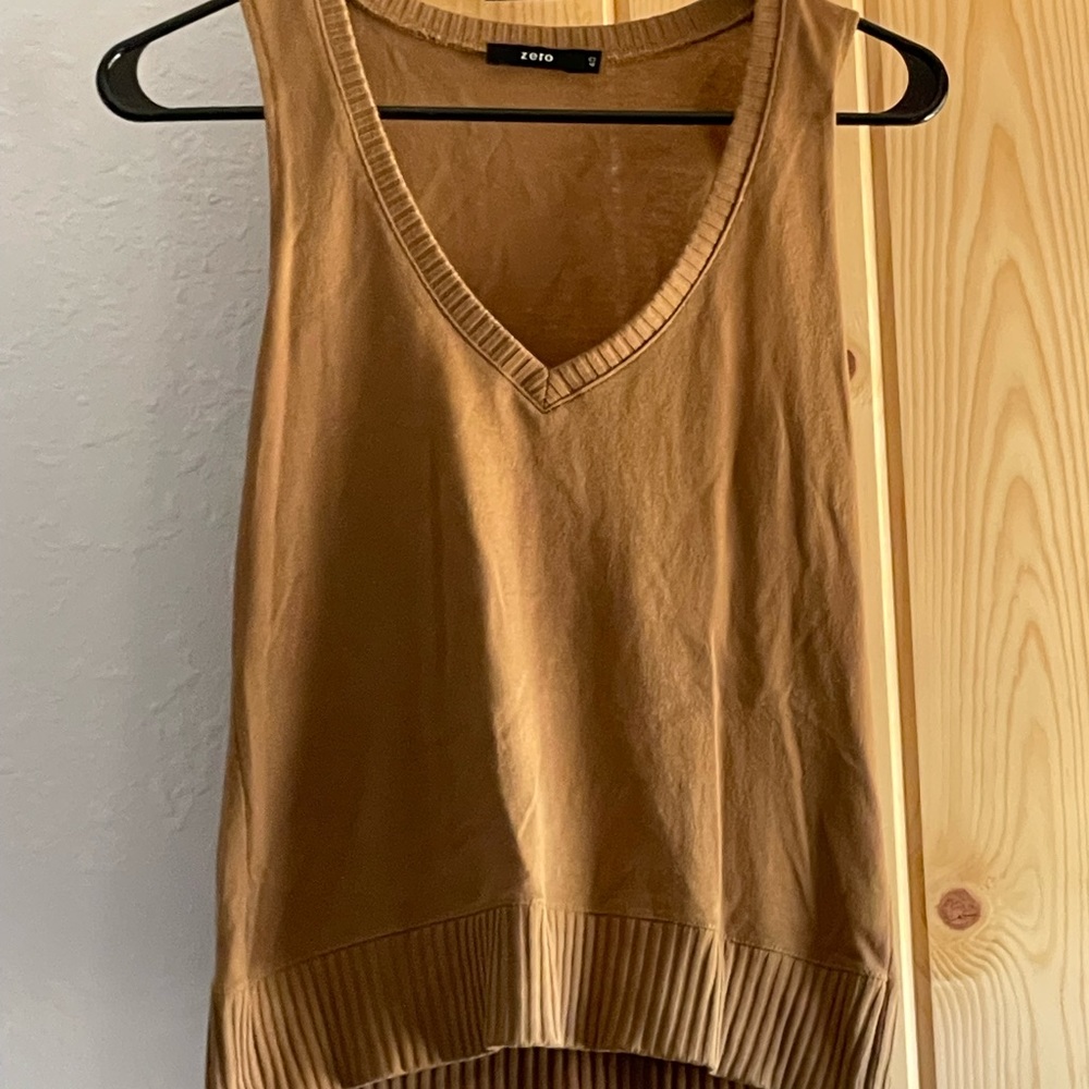 Camel lightweight sweater vest, Size S-M